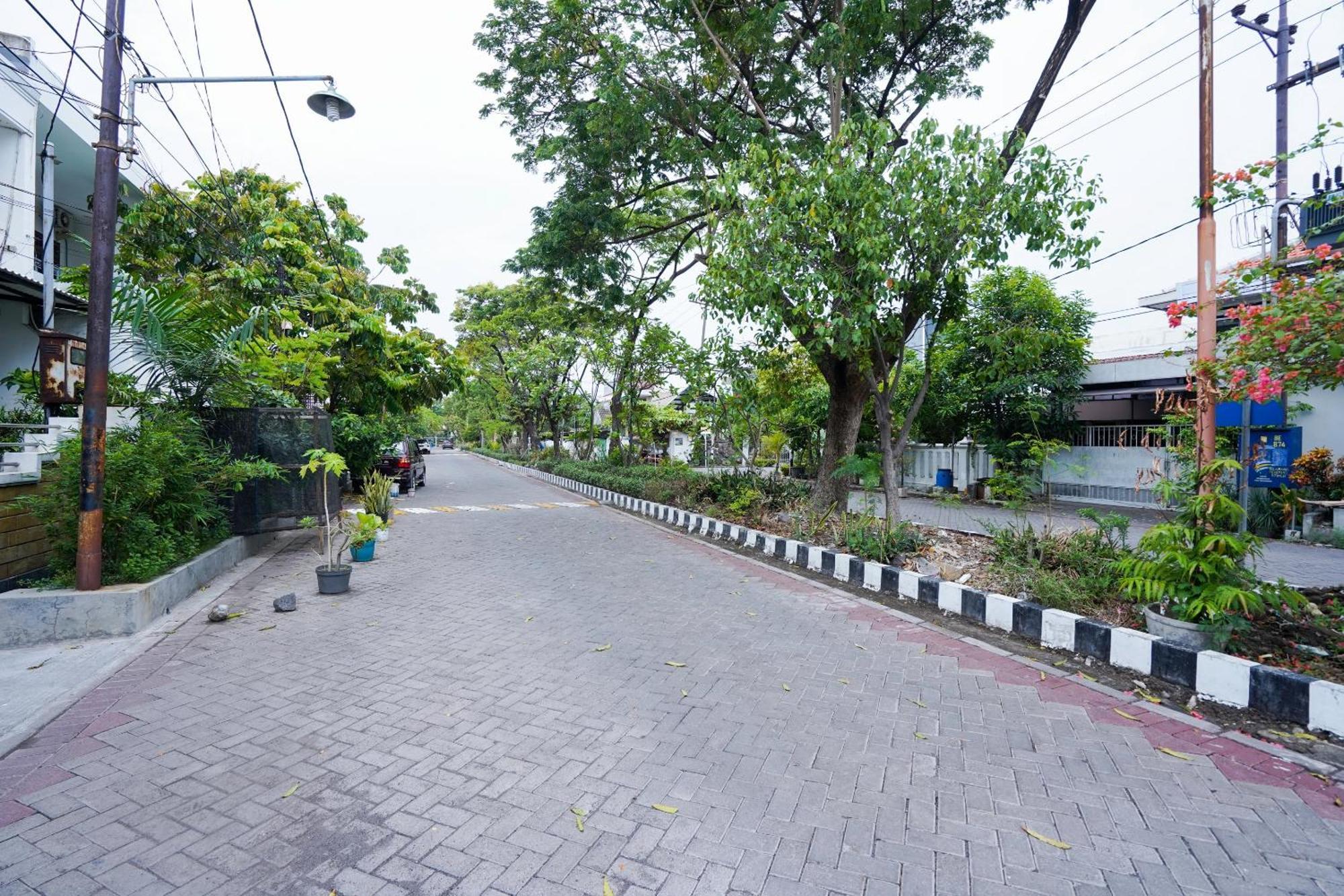 Hotel Oyo Life 2309 Kost Si Mbok Vivi Surabaja Exteriér fotografie